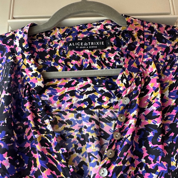 Alice & Trixie Silk Blouse size L button detail flowy cuffed sleeves - Picture 4 of 7